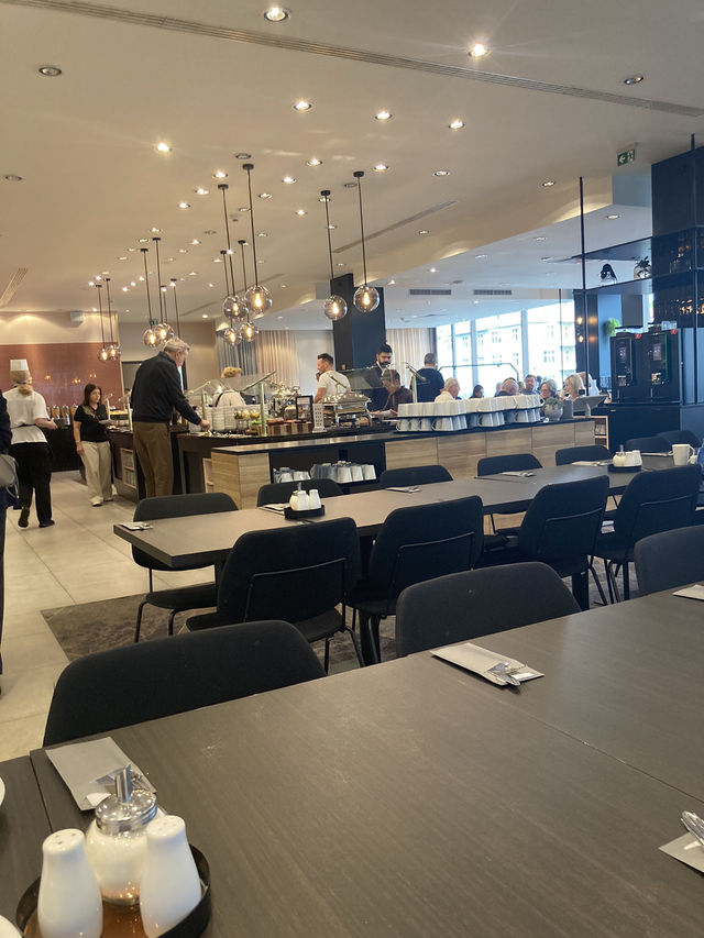 歐洲的飯店餐廳真是只能用大又美來形容