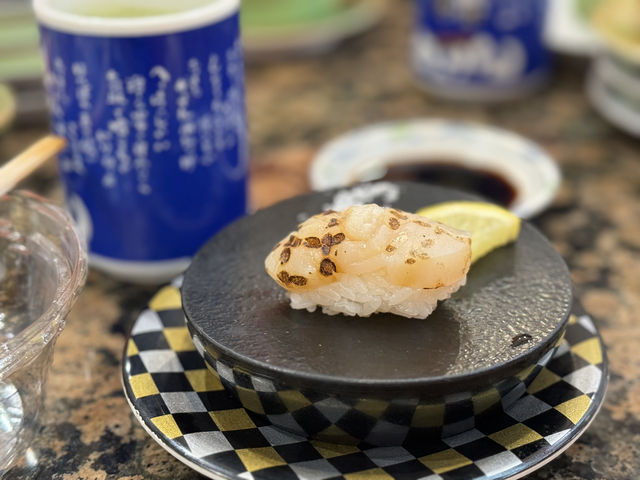 🍣 Fresh & Fun Conveyor‐Belt Dining at Dolphin Port