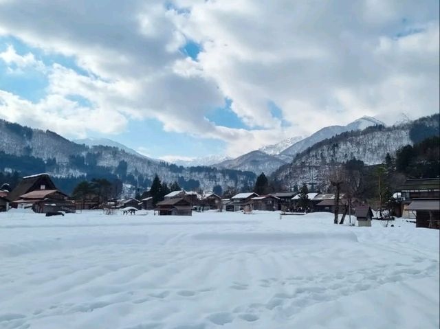 まるで絵本の世界！四季折々の美しさが広がる白川郷