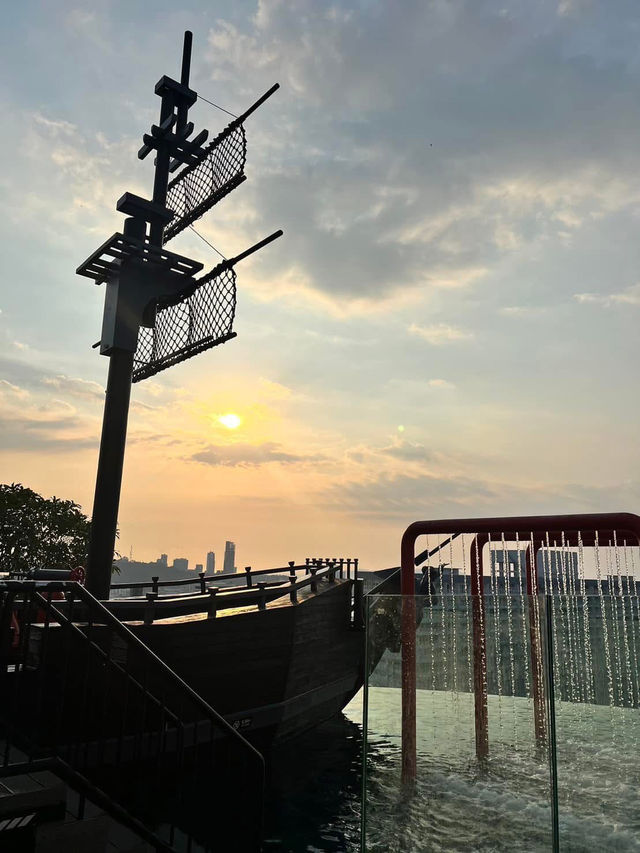 家族旅行にぴったり！パタヤ中心部の海と街が見渡せるインフィニティプールが最高✨🐒