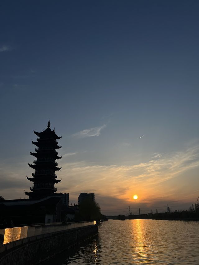 The beauty of a sunset in Wuzhen