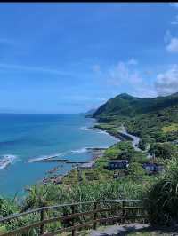 🌊大石鼻山步道｜花蓮海岸線上的天空步道，一次收藏山、海、藍天  📍 地點：花蓮縣豐濱鄉磯崎村 🕰️ 建議停留時間：1～1.5小時 🚶‍♀️ 