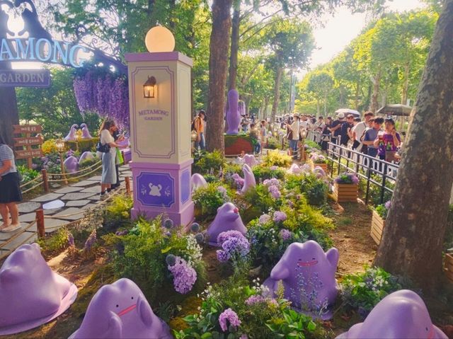 Look at all the Metamongs around the park!!!