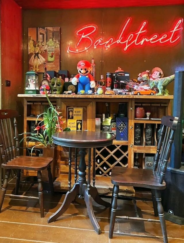 Backstreet House Pattaya ไตล์ Industrial Loft 