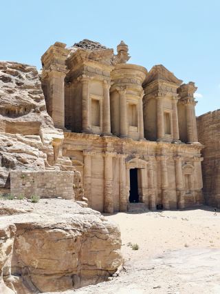 Jordan: The world's most expensive entrance fee. The breathtaking world of Indiana Jones.
