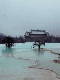 雪落古鎮，靜謐如詩：一場冬日裡的中國風夢境