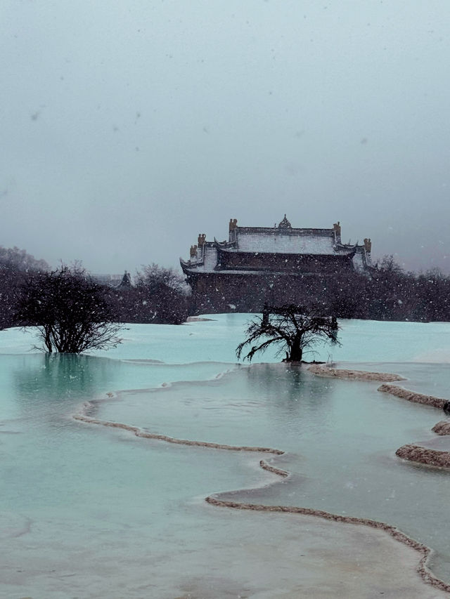 雪落古鎮，靜謐如詩：一場冬日裡的中國風夢境