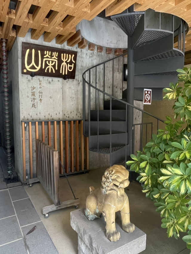 【池袋】 空中に浮遊する大仏！！都会に鎮座する近代的なお寺