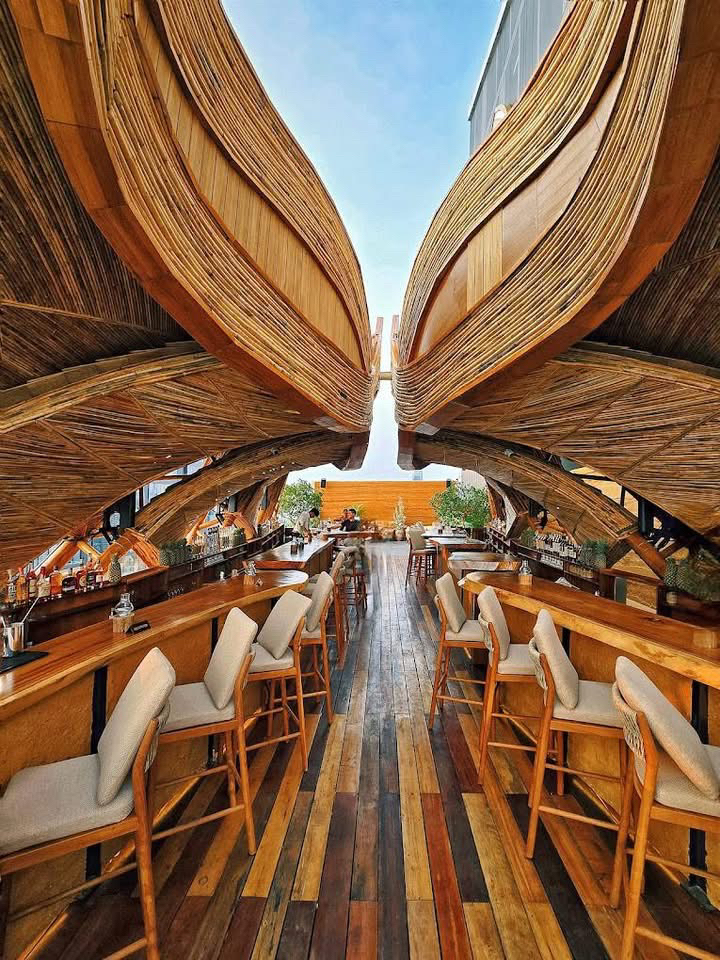 Bangkok memiliki pemandangan malam baru di rooftop.
Sudahkah Anda mengunjungi sky bar terpanas tahun 2025? 🍸🥃🍹🥂
Setiap foto yang Anda ambil terlihat luar biasa
Nikmati suasana malam yang santai

Di lantai teratas hotel bintang lima InterContinental Bangkok Sukhumvit dekat stasiun Thonglor 🥃🍸🍹
Tempat impian ini, 【Sanctuary Bangkok】,
bukan hanya bar, tetapi lebih seperti taman rahasia yang tersembunyi di langit

🌿 Desainnya terinspirasi oleh "daun," menciptakan suasana yang sangat menenangkan dan mewah
🍹 Seri koktail khas Thailand yang wajib dicoba:
Serai, daun pandan, mint Thailand—semuanya bisa Anda rasakan, bahkan rasa mangga dengan ketan

🍢 Ditambah camilan eksklusif untuk menemani minuman Anda, setiap gigitan penuh dengan suasana yang menyenangkan

📸 Foto di rooftop ini tidak memiliki sudut buruk, hasil foto sempurna dalam sekejap

Ini adalah tempat baru untuk menikmati pemandangan malam
Malam bersama teman-teman
Kencan pasangan
Tempat yang sempurna untuk minum sendirian

⸻
📍 Lantai 34 | Sanctuary Bangkok
🕐 Jam buka: 17.00 - 01.00
🚄 Sekitar 7 menit berjalan kaki dari BTS Thonglor Station Exit 4