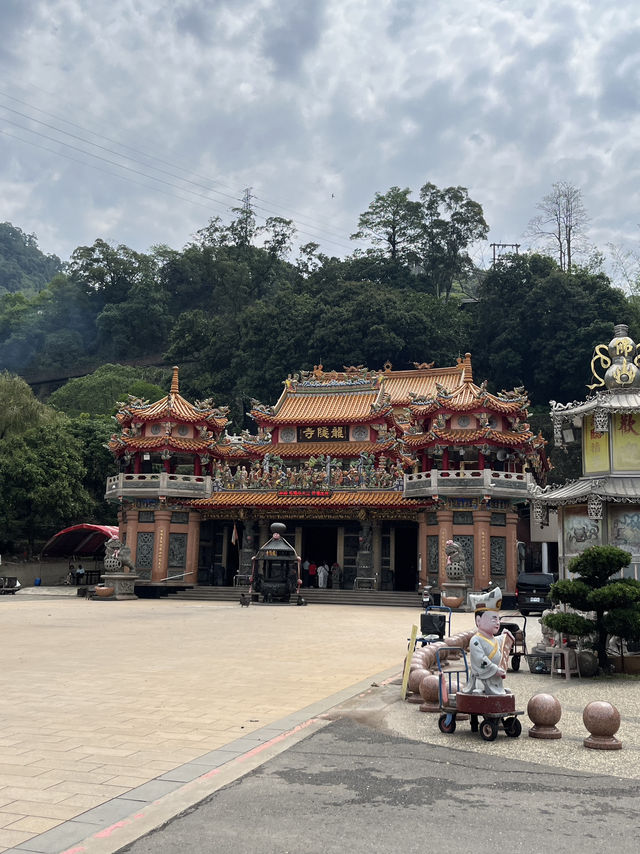 🌲 Alishan Entrance & Hanging Bridge – Gateway to Taiwan’s Forest Wonder