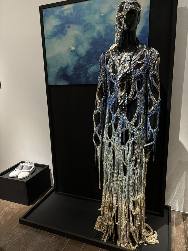 六本木ヒルズ東京シティビュー:中里唯馬展「天空を纏う / 砂漠が語る宇宙と巨大ナマズの物語」 