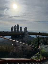 สะพานมือยักษ์ Golden Bridge