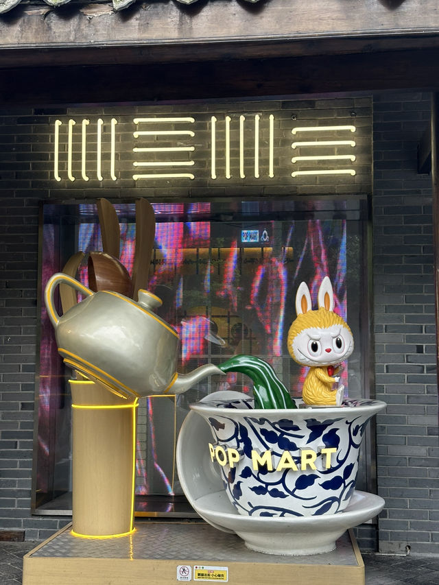 Chengdu’s Kuan Zhai Alley: Where History Meets Modern Buzz
