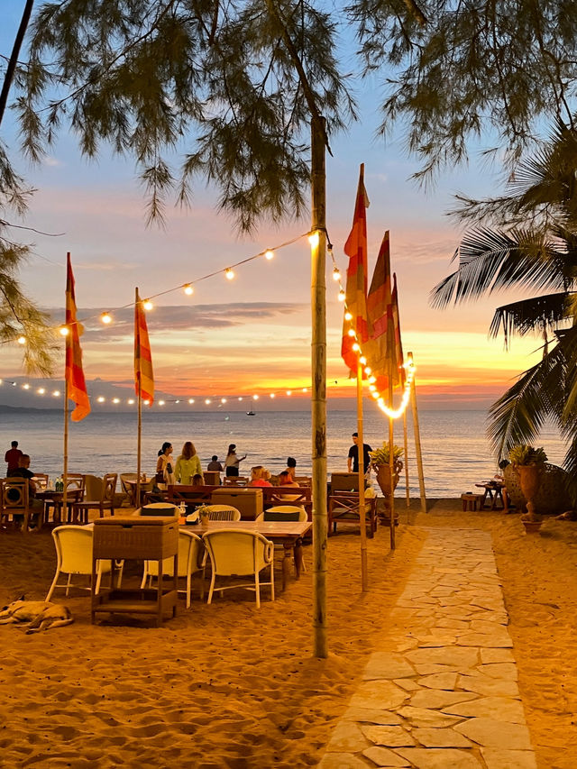 🌴【芭提雅Cave Beach Club｜天然岩洞的夢幻海灘度假餐廳】  