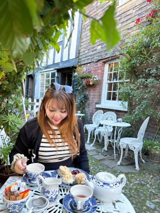 中世紀の小さな町で本格的なイギリス式アフタヌーンティーを楽しむ