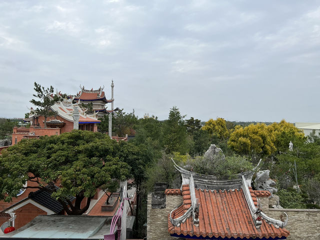 高雄|持法媽祖宮—紅瓦剪黏、山林長軸與城市遠景同框的一次心安之旅 ⛩️🌿 高雄|持法媽祖宮—紅瓦剪黏、山林長軸與城市遠景同框的一次心安之旅 ⛩️🌿