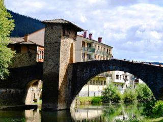 고대 다리를 걸으며 중세 유적을 느껴보세요.