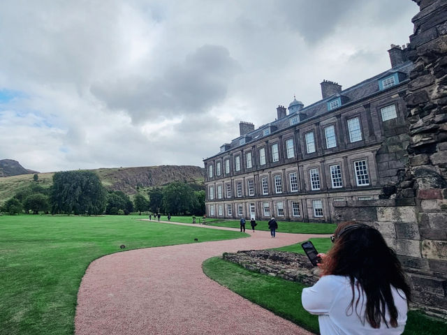 Holyrood Palace & Abbey : A Walk Through Royal History 