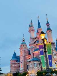 Get ready to relive the charm of childhood dreams at Shanghai Disney Resort this autumn! 🍂🏰✨