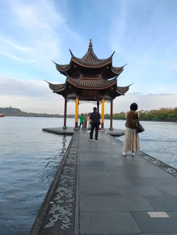 杭州西湖的完美浪漫之旅 