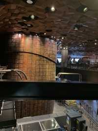 상하이의 압도적인 규모의 스타벅스에서 바, 로스터리등 특별함을 경험하세요