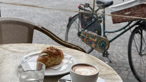 在費拉拉的Leon d’Oro咖啡館,只要3.2歐元就能買到咖啡和開心果🥐☕🥐 — traveler post in 費拉拉