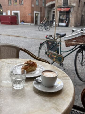 Всего 3,2€ за кофе и круассан с фисташками в Leon d’Oro, Феррара