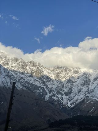 🇬🇪 จอร์เจียขับรถเที่ยวเองคือดีมากกก
ขับสบาย เสียดายถนนไม่ได้ดีขนาดนั้น แต่ถือว่าขับง่าย
รหว่างทางมีที่จอดอวะถ่ายรูปตลอด ค่าน้ำมันพอๆกับบ้านเรา
ในเมืองอาจจะรถเยอะแล้วก็บีบแตรกันเยอะหน่อยแค่ไม่เท่าเวียดนามกับอินเดีย เชียร์ถ้าใครจะมาเที่ยวจอร์เจีย สามารถขับรถเที่ยวเองได้เลยค่ะ เรื่องค่าอาหารกับที่พักก็ๆม่ต้องห่วง อาหารเหมือนกันในกรุงเทพบางร้าน มื้อละประมาณ200ต่อคน แต่จานคือใหญ่มาก ให้เยอะมาก คนทานยากก็ไปได้ ไม่ได้เค็มเว่ออย่างที่บางคนรีวิว ที่พักราคาพอๆกับไทย อากาศดี เสียดายไม่มีบินตรง😂 แต่ยังไงก็เป็นประเทศที่ต้องไปสักครั้งในชีวิต⛰️#เที่ยวจอร์เจีย #คาสเบกิ #gudauri#kazbegi #georgia #tbilisi 