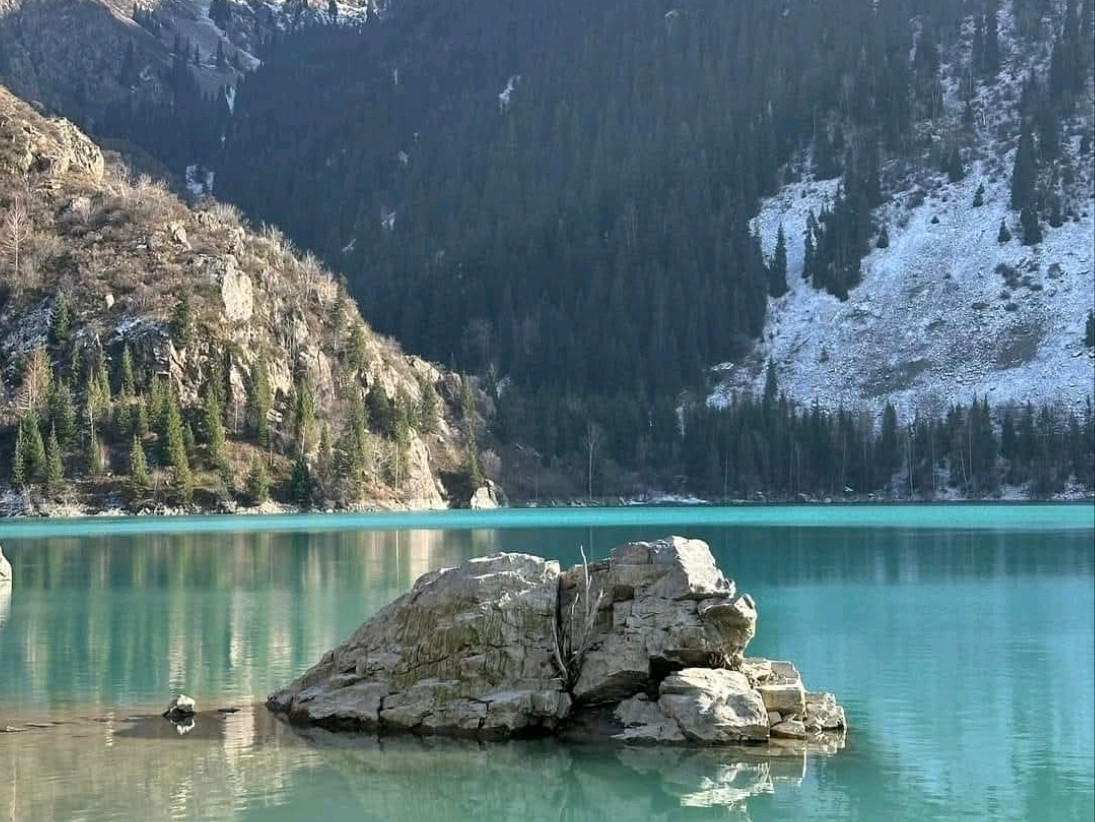 静かな湖 カザフスタンの山々に囲まれた静かな湖、Lake Issyk | Trip.com