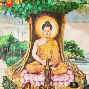 massive golden seated Buddha statue | Trip.com イポー