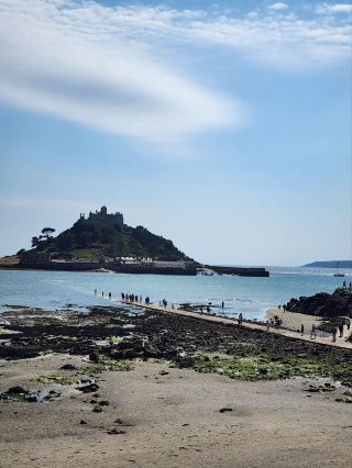 🏞聖邁克爾山(St Michael's Mount)

🌊彭贊斯(Penzance)係英國西南部康瓦爾郡(Cornwall)嘅海濱城市同港口,氣候超級溫和,仲以海盜歷史超有名!大家可能聽過歌劇《彭贊斯的海盜》,都係以呢個地方為背景。

🚢依家彭贊斯已經成為Cornwall主要旅遊中心。由彭贊斯出發,可以輕鬆利用巴士、船隻去到附近好多野玩:

✨Isles of Scilly 蝴蝶般嘅小島
✨Land’s End(英國陸地最西南端)拍照唔夠!
✨St Just礦山區 獨特歷史感
✨St Michael’s Mount(聖邁克爾山)打卡潮汐島
✨St Ives藝術小鎮

🏞聖邁克爾山(St Michael's Mount)
地址:St Michael's Mount, Marazion, Cornwall, TR17 0HS, UK  
呢個係芒茨灣內最勁打卡嘅潮汐島,退潮時可以沿石徑步行過去,感覺超夢幻,一定係當地地標!

🏊♀️朱比利泳池(Jubilee Pool)
地址:Jubilee Pool, Battery Rd, Penzance, TR18 4FF, UK  
呢個係英國最大裝飾藝術風格(Art Deco)嘅露天海水泳池,最近仲有地熱加熱部分泳池,冬天都可以舒服游水!

🚗彭贊斯仲係康瓦爾郡西南部嘅中轉站,去埋米納克露天劇場(Minack Theatre)都好方便。
米納克劇場地址:Minack Theatre, Porthcurno, Penzance, Cornwall, TR19 6JU, UK  
係Porthcurno漁村旁邊,睇show超有feel!

📍蘭兹角(Land’s End)係英格蘭主陸最西端,打卡位絕對唔可以miss!

🍽️美食推薦:
The Shore Restaurant
地址:13-14 The Terrace, Penzance, TR18 2HDD, UK  
主打新鮮海鮮料理,去玩完記得預定試一試!

彭贊斯玩到咁多,海濱城市chill爆,景點、美食一樣都唔少,想感受康瓦爾真正感覺,快d安排行程啦~