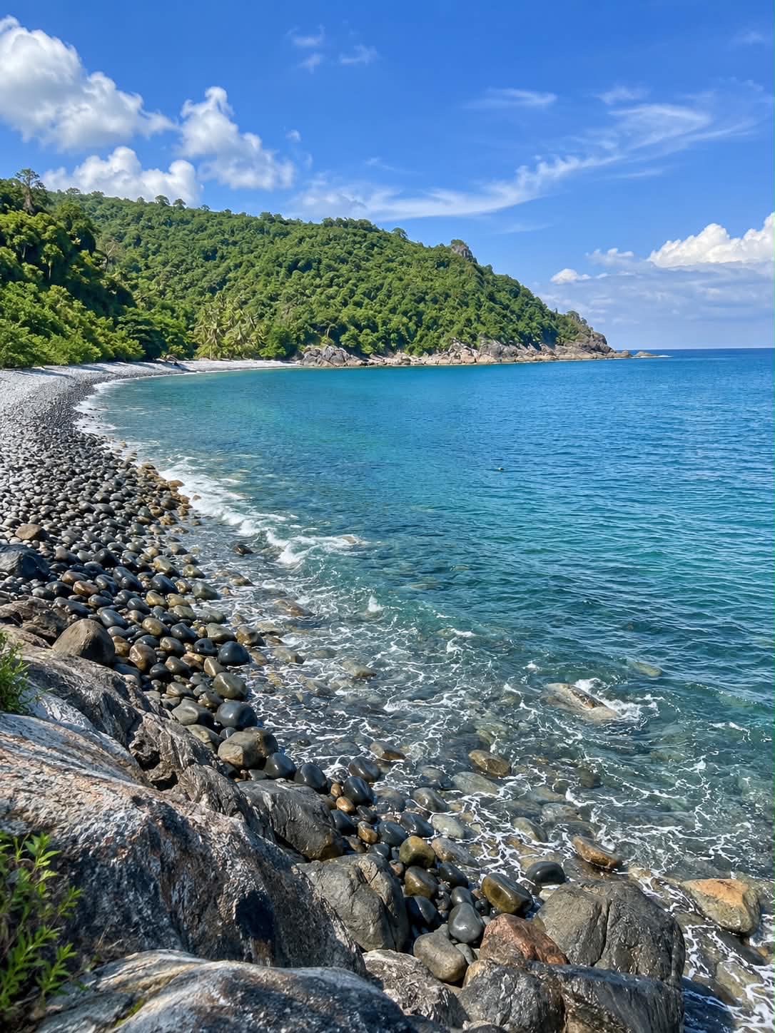 Hin Ngam Beach is characterized by its unique array of small and large rocks in various colors. 🛘🌊