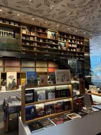 The most picturesque bookstore in BKK 🙌😎