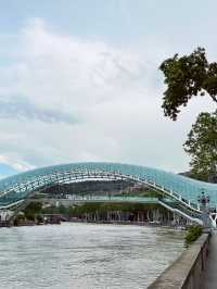 【ジョージア🇬🇪/曲線を多用した斬新なデザイン『平和の橋』】