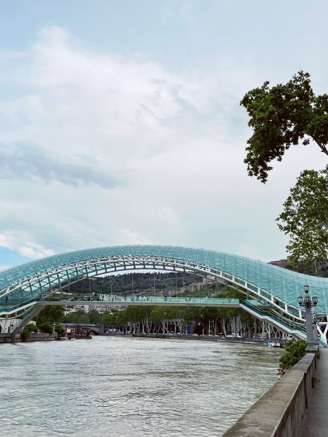 【ジョージア🇬🇪/曲線を多用した斬新なデザイン『平和の橋』】