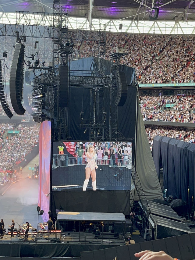 London | Happy to enjoy the eras tour with Taylor swift