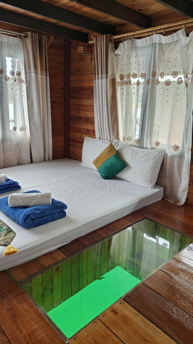 Stay in a Floating Bungalow in Thailand – Nature, Tranquility & Tips 🛶🌿