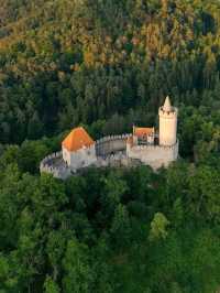 🏰🌲 “Czech Into a Fairytale: My Peaceful Escape to Kokořín Castle” ✨🦢