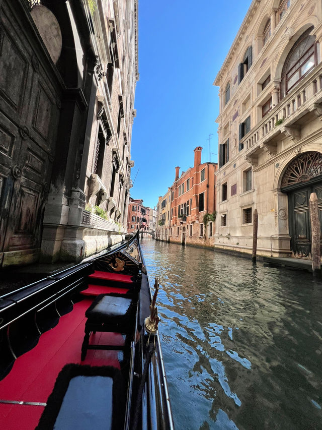 Venice in Late September: Romance, Gondolas, and a Hint of James Bond Glamour 🎥✨ Rating: ⭐⭐⭐⭐⭐ (5/5 Venice in Late September: Romance, Gondolas, and a Hint of James Bond Glamour 🎥✨ Rating: ⭐⭐⭐⭐⭐ (5/5