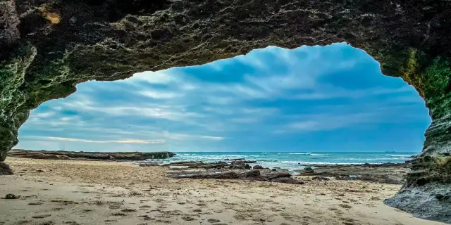 Weizhou Island's Moon Bay, with its beaches, erosional landscapes, and delicious food, is unforgettable