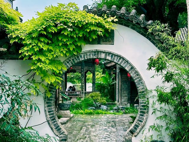 鄭州瞻園是安徽整體遷過來的徽派古建築,走進瞻園,你會看到古寨、古亭、四合院、樓台亭閣、曲折長廊、荷花 鄭州瞻園是安徽整體遷過來的徽派古建築,走進瞻園,你會看到古寨、古亭、四合院、樓台亭閣、曲折長廊、荷花