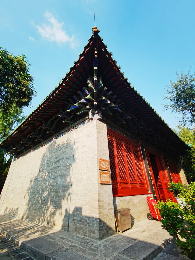 毛月色的城隍廟，琉璃覆蓋，飛簷四出