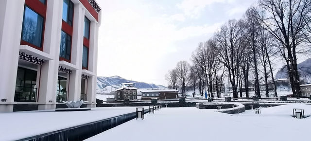 貢嘎雪山 在遠處 也在近處