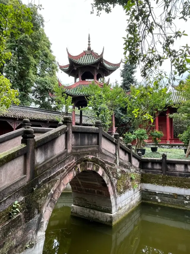 是一座衙署園林，風景優美，園內有陸遊祠、罨畫池、文廟三部分組成