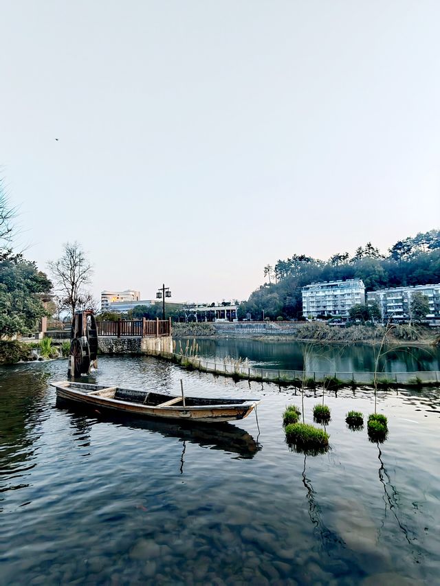 千島湖魚街， 人在湖中遊，魚在街上走