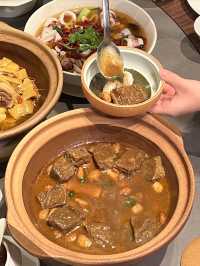 Is it appropriate for my boyfriend, who earns over 10,000 yuan per month, to invite me to this meal?