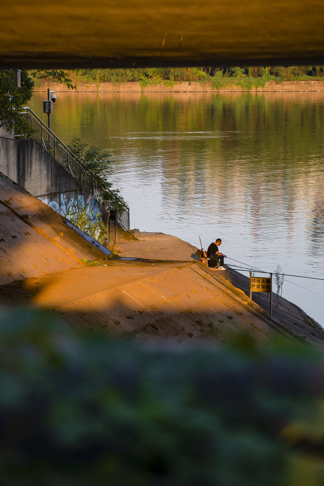 偷偷拍下夕陽垂釣者,尋找城市中的短逃離 偷偷拍下夕陽垂釣者,尋找城市中的短逃離