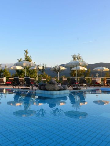 🌟🏨 Lam's Luxe Lodgings: Serenity & Scenery 🌄