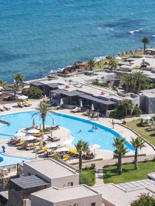 🌟 Malia's Marvel: Luxe Beachfront Escapes! 🏖️✨