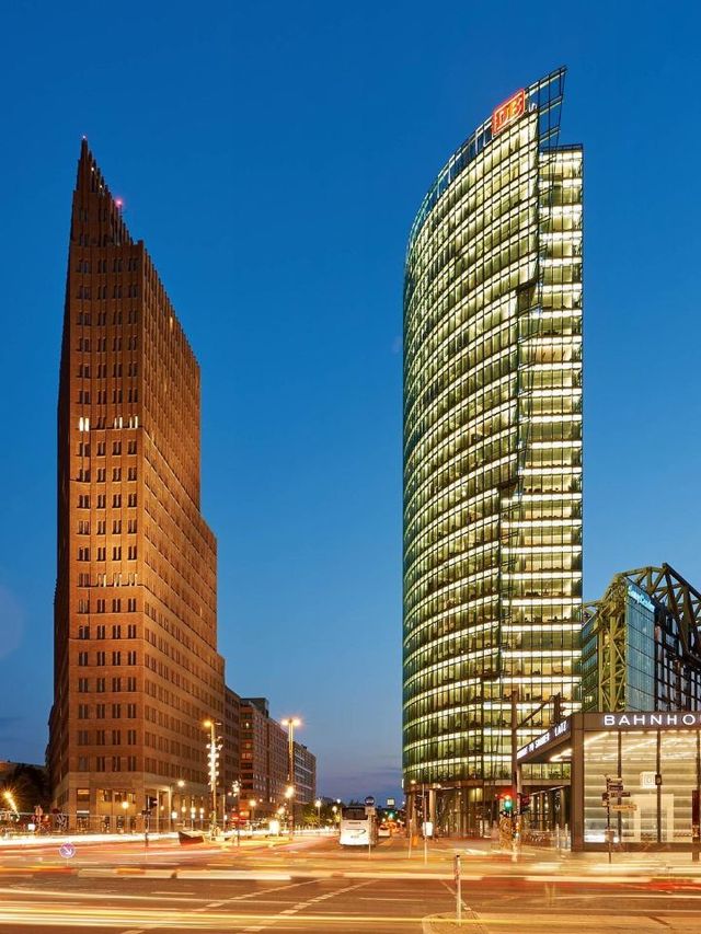 🌟 Berlin's Best: Luxe & Historic Hilton Haven 🌟